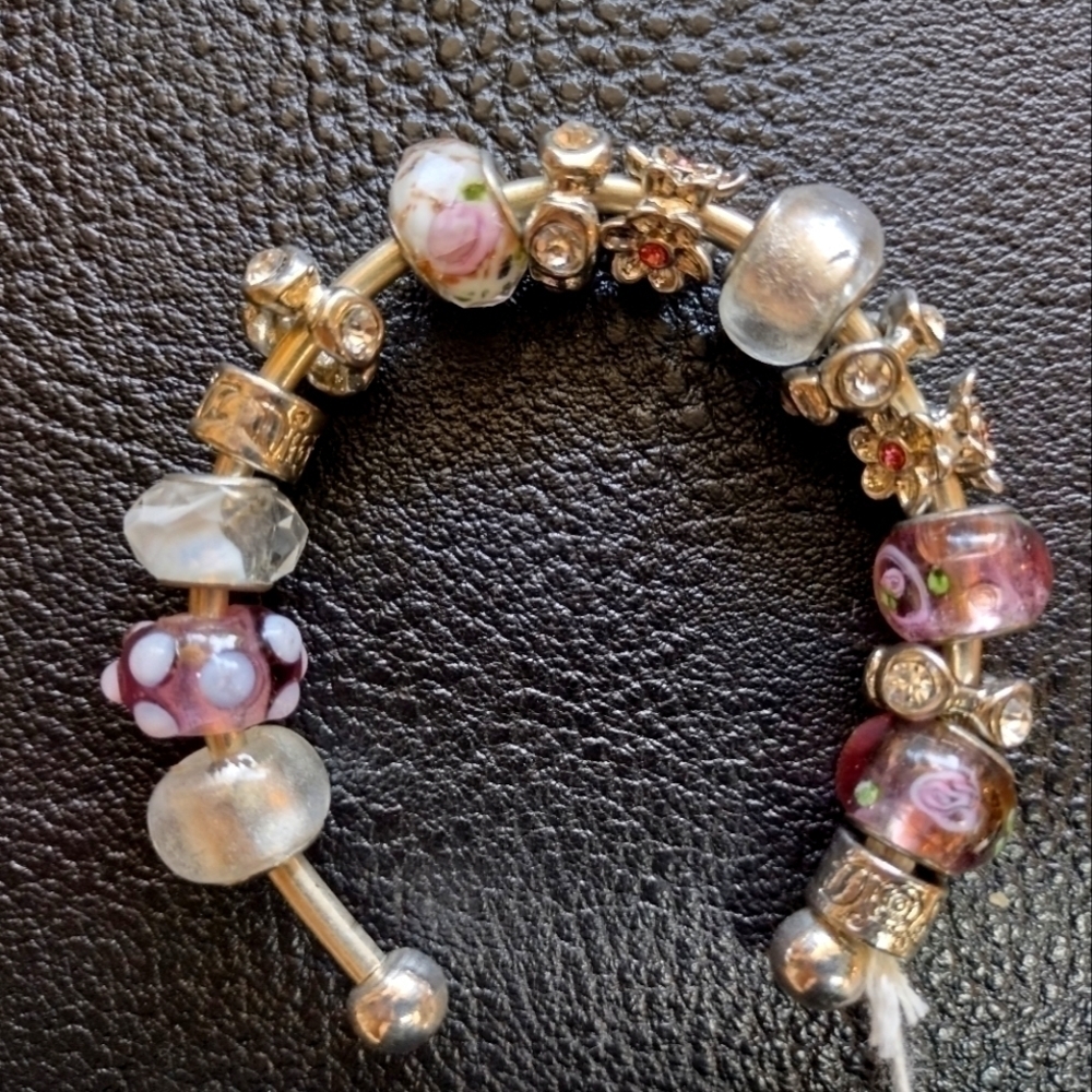 𝅺silver bracelet with glass beads.
